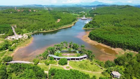 Vista-Aérea-Del-Parque-Acuático-Abandonado-Ho-Thuy-Tien-Con-Una-Enorme-Estructura-De-Dragón-Y-Un-Lago-Vacío-En-Hue,-Vietnam_drone-View