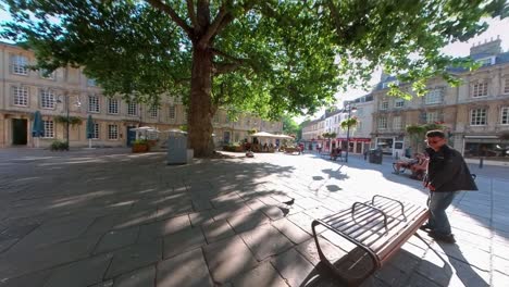 Bath,-Großbritannien-–-Schlendern-Sie-Durch-Die-Historischen-Straßen-Von-Bath,-Wo-Alte-Und-Moderne-Architektur-Nebeneinander-Existieren