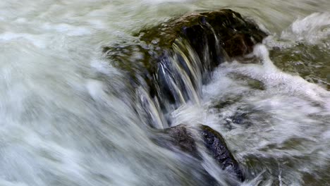 Schnelles-Wasser,-Das-über-Felsen-Fließt
