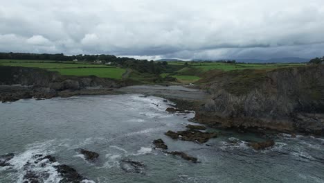Küste-Von-Waterford,-Irland,-Bevor-Der-Sturm-Eine-Abgelegene-Bucht-Mit-Den-Comeragh-Bergen-Im-Hintergrund-Und-Gewitterwolken-Einfängt