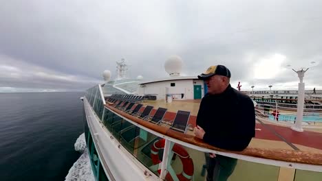 Disfrutando-De-La-Vista-Desde-Un-Crucero-En-Un-Viaje-A-Alaska