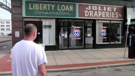 Hombre-Entrando-Al-Restaurante-De-La-Ruta-66-De-Joliet-En-Joliet,-Illinois-Con-Un-Video-Cardán-Detrás