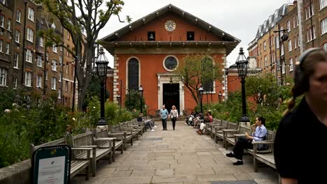 People-outside-of-St-Paul's-Church-Covent-Garden