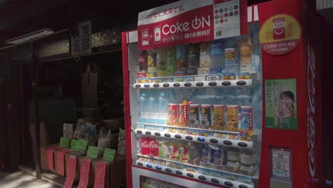 Roter-Automat-Für-Alkoholfreie-Getränke-In-Japan-Neben-Einem-Reisladen-In-Kyoto,-Japan