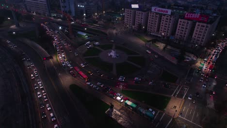 Toma-Aérea-Temprano-En-La-Mañana-De-La-Plaza-Baquedano-En-El-Corazón-De-La-Ciudad-El-Día-Del-Trabajo