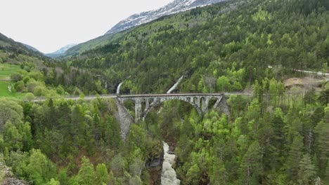 Kylling-Eisenbahnbrücke-In-Rauma-Norwegen---Luftaufnahme