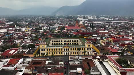 Aerial-view-toward-the-Municipal-Palace-of-Córdoba,-cloudy-day-in-Veracruz,-Mexico