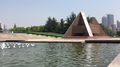 Pyramiden,-Brunnen-Im-Wasserbecken-Im-Longhua-Gardens-Park-In-Der-Nähe-Des-Märtyrerdenkmals-In-Shanghai,-China-In-Horizontaler-Schwenkaufnahme