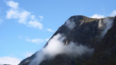 Wunderschöne-Berglandschaft-An-Einem-Tag-Mit-Blauem-Himmel