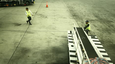 Personal-Del-Aeropuerto-Esperando-Que-La-Cinta-De-Transporte-Baje-Las-Mercancías