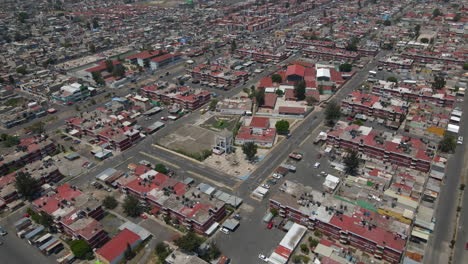Luftpanoramablick-Auf-Wohngebäude-In-Der-Nachbarschaft-Von-Ecatepec-Mit-Straßen