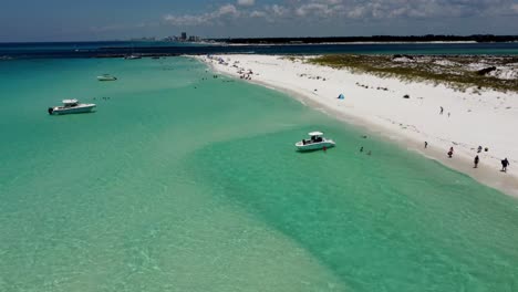 Cielos-Azules,-Arenas-Blancas-Y-Aguas-Verdes-En-La-Costa-Esmeralda-De-Florida.