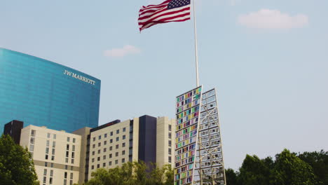 Bandera-Estadounidense-Y-El-Arte-Público-De-La-Carpa-En-El-Parque-Estatal-White-River-En-El-Centro-De-Indianapolis,-Indiana,-Ee.uu.