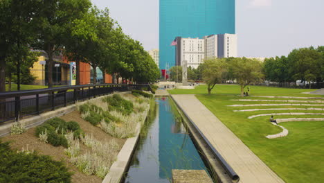 People-At-The-Park-Near-Downtown-Canal-Walk-In-Indianapolis,-Indiana,-USA