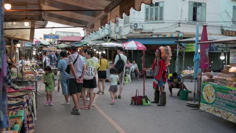Familias-De-Turistas-Miran-Alrededor-En-El-Mercado-Nocturno-Antes-De-Dar-Un-Paseo-En-Bote-En-El-Mercado-Flotante-De-Amphawa,-Tailandia