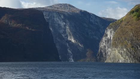 Vista-De-Cerca-De-Las-Profundas-Aguas-Azules-De-Sognefjord-En-Noruega