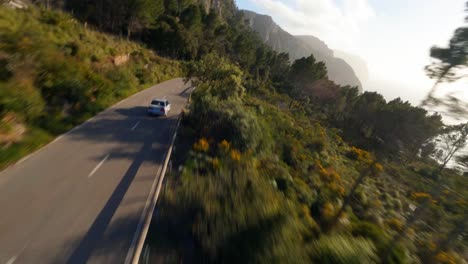 Malerische-FPV-Antenne,-Die-Einem-Auto-Folgt,-Das-Entlang-Einer-Malerischen-Küstenstraße-Auf-Mallorca-Fährt