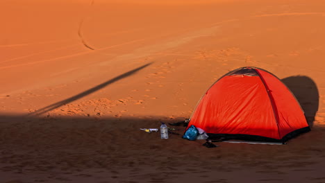 Orangefarbenes-Campingzelt,-Das-Auf-Dem-Roten-Sand-Der-Wüste-Zeltet