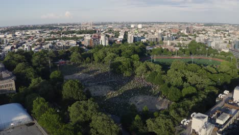 Vista-Aérea-De-Drones-Parque-Mccarren-Williamsburg-Brooklyn-Blm-Protesta-Durante-El-Cierre-De-Covid-Nueva-York