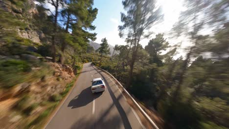 Malerische-FPV-Luftaufnahme,-Die-Einem-BMW-Folgt,-Der-Entlang-Einer-Malerischen-Straße-An-Der-Mittelmeerküste-Auf-Mallorca-Fährt