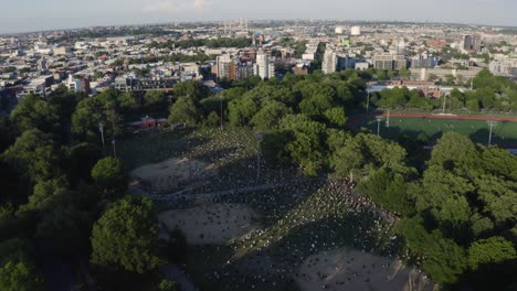 Vista-Aérea-De-Drones-Parque-Mccarren-Williamsburg-Brooklyn-Blm-Protesta-Durante-El-Cierre-De-Covid-Nueva-York