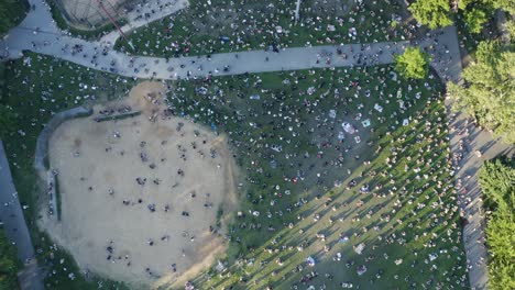 Vista-Aérea-De-Drones-Parque-Mccarren-Williamsburg-Brooklyn-Blm-Protesta-Durante-El-Cierre-De-Covid-Nueva-York