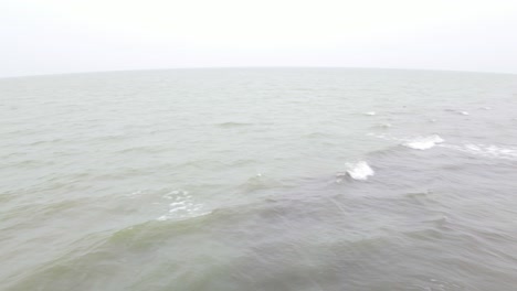 Schwenken-Des-Strandes-Von-Kuakata-Mit-Rauen-Wellen-In-Der-Bucht-Von-Bengalen-Im-Indischen-Ozean,-Bangladesch