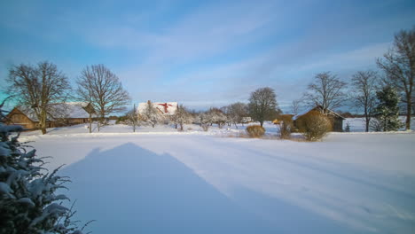 Zeitraffer-Einer-Verschneiten-Landschaft-Mit-Holzhütten-Im-Schnee
