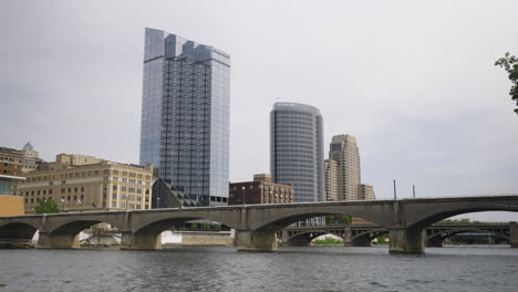 Bridges-over-a-river-in-an-urban,-downtown-environment