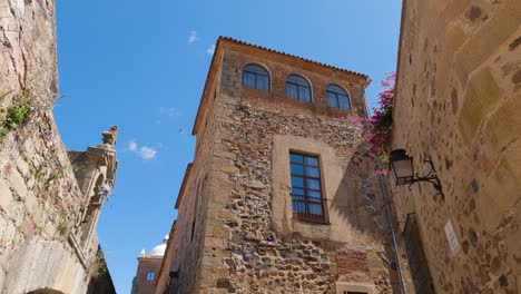 Wunderschöne-Historische-Gebäude-In-Der-Altstadt-Von-Cáceres