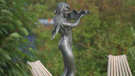 Eine-Bronzestatue-Einer-Schönen-Jungen-Frau-Im-Park