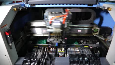 motherboard-is-soldered-by-machine