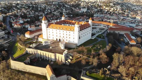 Reveladora-Toma-De-Drone-Del-Gran-Castillo-De-Bratislava-En-Bratislava,-Eslovaquia