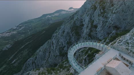 Berühmte-Skywalk-Attraktion-Im-Naturpark-Biokovo,-Besichtigung-Der-Adria-In-Der-Ferne-Bei-Makarska-In-Kroatien