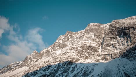 Zeitraffer-Von-Schneebedeckten-Bergen-In-Norwegen,-An-Denen-Wolken-Vorbeiziehen