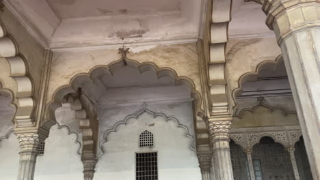 Verzierte-Bögen-In-Diwan-i-Aam-Im-Fort-Agra,-Uttar-Pradesh,-Indien-–-4K-Schwenkaufnahme