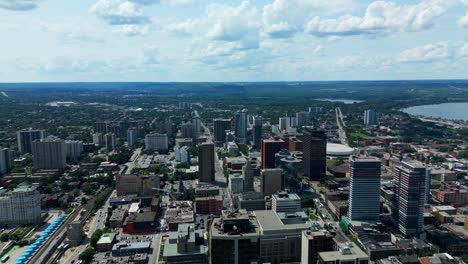 Revelación-De-La-Grandeza-Urbana-De-Hamilton-Exploración-Aérea-Con-Drones-Del-Centro-De-La-Ciudad-Fascinantes-Rascacielos-Semi-Nublado-Soleado-Descripción-General-De-Las-Propiedades-Frente-A-La-Playa-Vista-Del-Estadio-Arquitectura-Impresionante