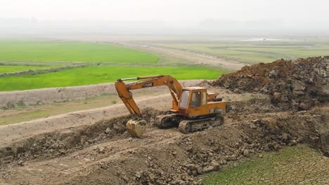 Excavadora-Excavadora-De-Excavación-En-Un-Proyecto-Junto-A-Tierras-De-Cultivo-En-Bangladesh