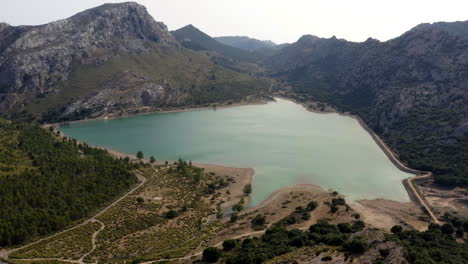 Wasserreservoir-Mirador-Des-Gorg-Blau-Im-Gebirgstal-Auf-Mallorca