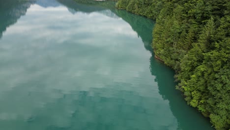 Wunderschönes-Türkisfarbenes,-Kristallklares-Wasser-Des-Alpensees,-Aufgenommen-Von-Einer-Drohne