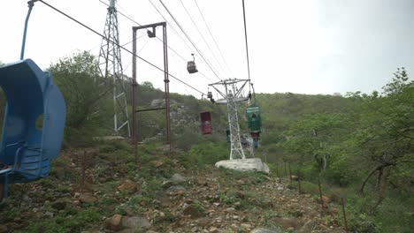 Beliebte-Seilbahnfahrt,-Die-Aufwärts-über-Den-Ratnagiri-Hügel-Führt-Und-Zum-Vishwa-Shanti-Stupa-Führt