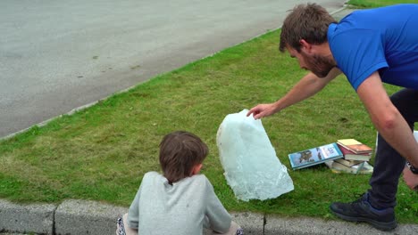 Empleado-Del-Museo-Del-Glaciar-Fjaerland-Enseñando-A-Un-Niño-Sobre-Los-Glaciares-Con-Hielo-Glacial-Del-Glaciar-Boyabreen