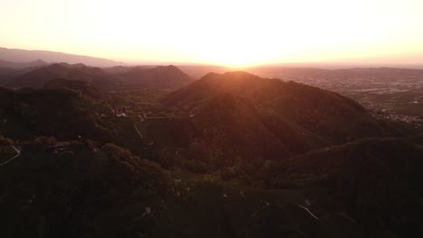 Luftpanorama-Landschaftsansicht-Des-Sonnenaufgangs-über-Den-Berühmten-Prosecco-Hügeln-Mit-Weinbergreihen,-Italien