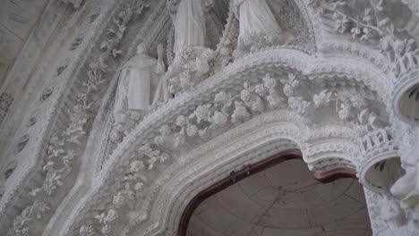 Sagrada-Familia,-Nach-Unten-Kippbare-Innentür,-Detail-Der-Statuen,-4K,-30-Bilder-Pro-Sekunde