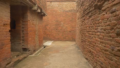 Dentro-De-Las-Calles-De-Un-Monasterio-En-Ruinas-Con-Intrincados-Trabajos-De-Mampostería-De-Ladrillo-Que-Fue-Excavado-En-El-Sitio-De-Nalanda-Mahavihara,-Una-Antigua-Universidad-Monástica-Budista-En-Bihar,-India