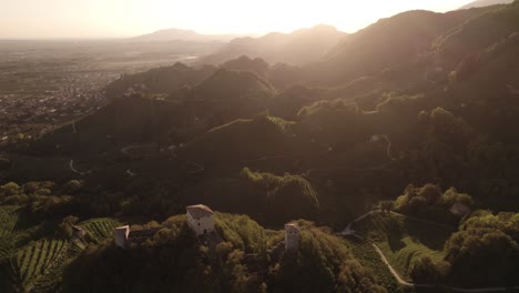 Luftpanoramablick-Auf-Den-Sonnenuntergang-über-Den-Berühmten-Prosecco-Hügeln-Mit-Weinbergreihen-In-Italien