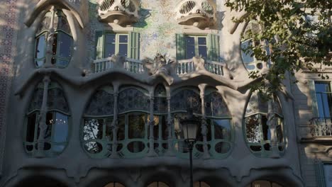 Casa-Batlló-4k-30fps-Día-Soleado-Brillante-Inclinación-Hacia-Abajo-Y-Detalles