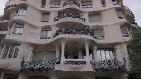 La-Pedrera-Casa-Milà-Fassade-Nach-Unten-Kippen-4k-30fps