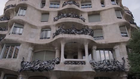 La-Pedrera-Casa-Milà-Facade-Tilt-Down-4k-30fps