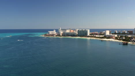 Luxurious-hotel-resorts-on-caribbean-sea-coastline-and-beaches,-Cancun